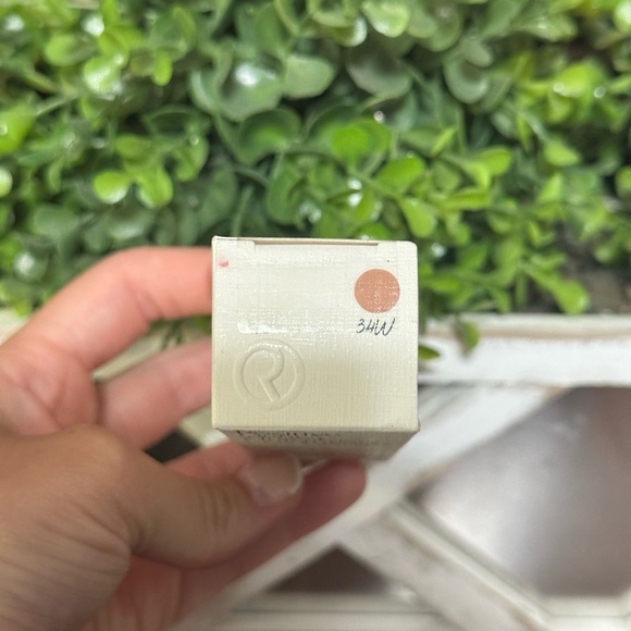 Rare Beauty Positive Light Moisturizer SPF 20 - Picture 2 of 2